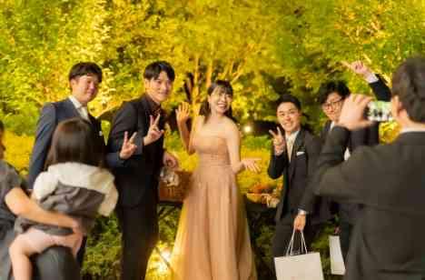 自然光に包まれたぬくもり感じる結婚式の演出画像
