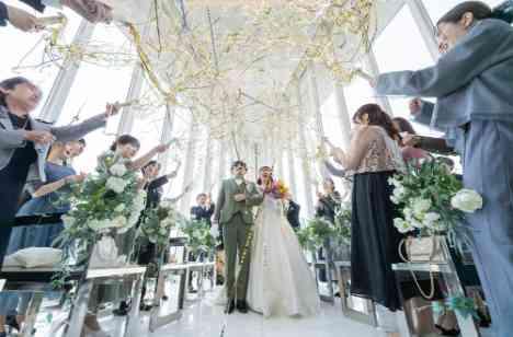 「ありがとう」と「笑顔」があふれる結婚式の挙式画像
