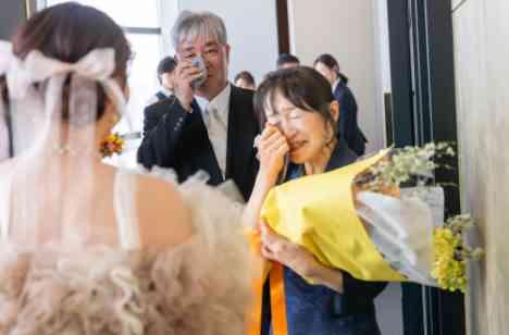 「ありがとう」と「笑顔」があふれる結婚式の披露宴画像