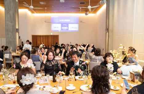 飲んで食べて笑って語り合う人生最高の一日の演出画像