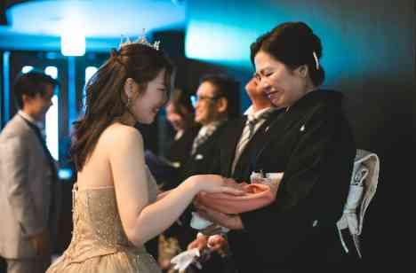 笑いと感動の涙に包まれ。ふたりの愛が彩る温かな一日の演出画像
