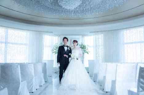 ラグジュアリーと温かさが調和した結婚式の挙式画像