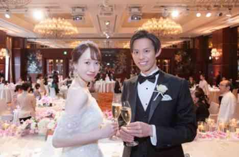 ラグジュアリーと温かさが調和した結婚式の披露宴画像
