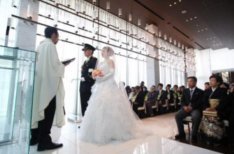 衣装にこだわりあり！笑いあり・涙ありの結婚式の挙式画像