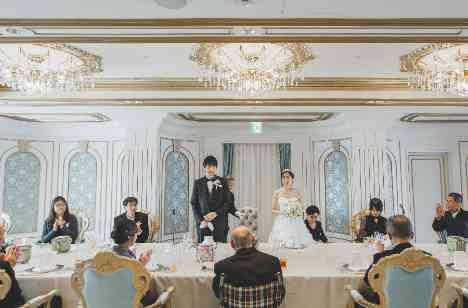 家族と親族に囲まれた和やかな晩餐会の祝宴の披露宴画像