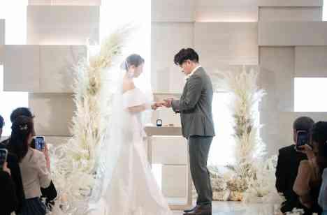 まるで我が家に招くようなアットホームな結婚式の挙式画像