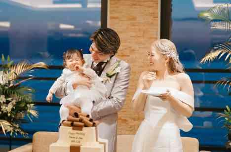 1歳のお子さまと一緒に笑顔のパーティの披露宴画像