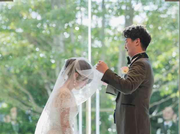 大好きなみんなに会える日！お花いっぱいの結婚式の挙式実例画像