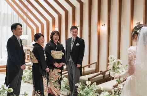 大好きなみんなに会える日！お花いっぱいの結婚式の挙式画像