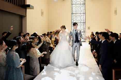 笑顔と涙があふれる、ゲストと創る絆の結婚式の挙式画像