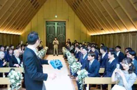 会場もゲストの心もおふたり色に染まった一日♪の挙式画像