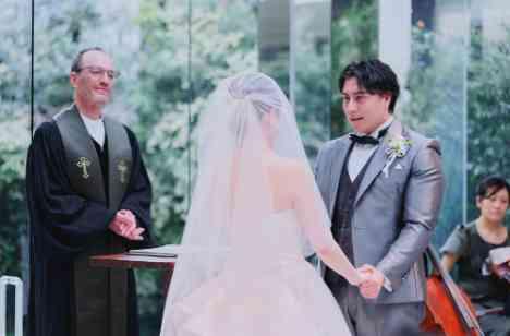 グローバルなゆったりカジュアル結婚式の挙式画像