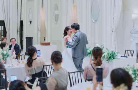 グローバルなゆったりカジュアル結婚式の披露宴画像