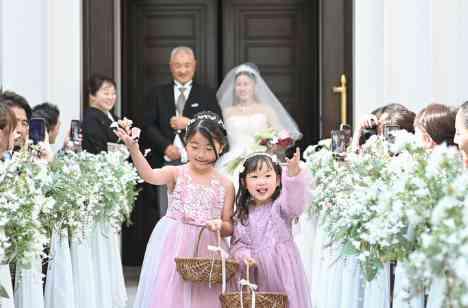 この時期ならでは、桜のもとで和装での過ごし方の挙式画像