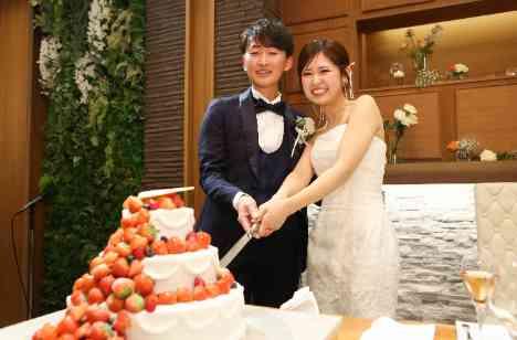 感謝の想いがあふれる笑顔いっぱいの結婚式の披露宴画像