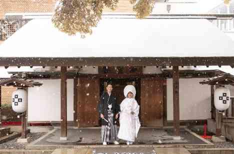 思いがけない雪が彩る幻想的で特別な神前式の準備・打ち合わせ画像