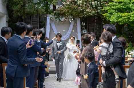 新緑の眩しい白金迎賓館ガーデンWeddingの挙式画像