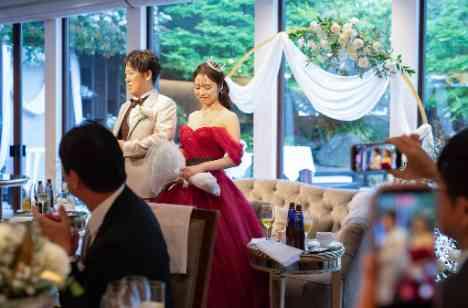 新緑の眩しい白金迎賓館ガーデンWeddingの披露宴画像