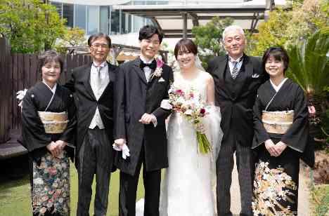 笑顔とくつろぎに包まれた心温まる結婚式の準備・打ち合わせ画像