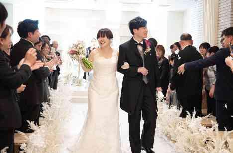笑顔とくつろぎに包まれた心温まる結婚式の挙式画像