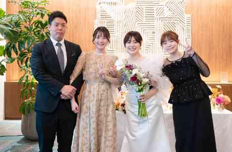 笑顔とくつろぎに包まれた心温まる結婚式の披露宴画像