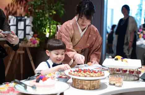 笑顔とくつろぎに包まれた心温まる結婚式の演出画像