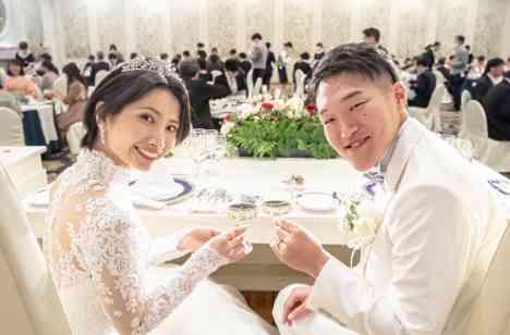 老若男女が思い描く少しきっちりとした王道の結婚式の披露宴画像