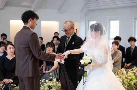 自然と想いが通い合う邸宅ウェディングの挙式画像