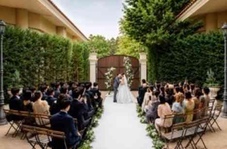 新郎様が叶えられた、新婦様の夢のガーデン挙式の挙式画像