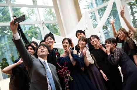 温かな仲間たちと迎える特別で大切な一日の演出画像