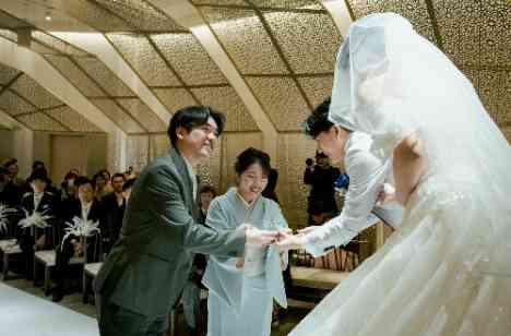 ゲストもおふたりも一緒に楽しめる結婚式の挙式画像