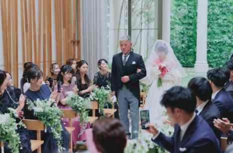 お決まり進行よりもフリースタイルを大切にした結婚式の挙式画像