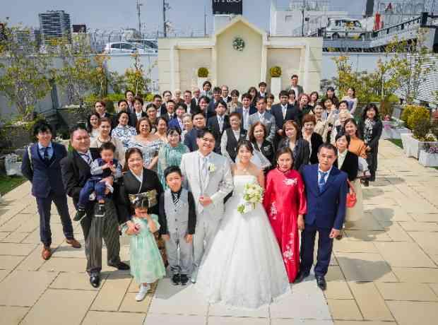 言語の壁を越えて届いた温かな祝福の声の挙式実例画像