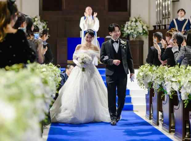 ゲストみんなと触れ合って感謝の気持ちを伝える結婚式の挙式実例画像