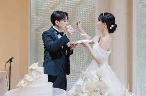 ゲストみんなと触れ合って感謝の気持ちを伝える結婚式の披露宴画像