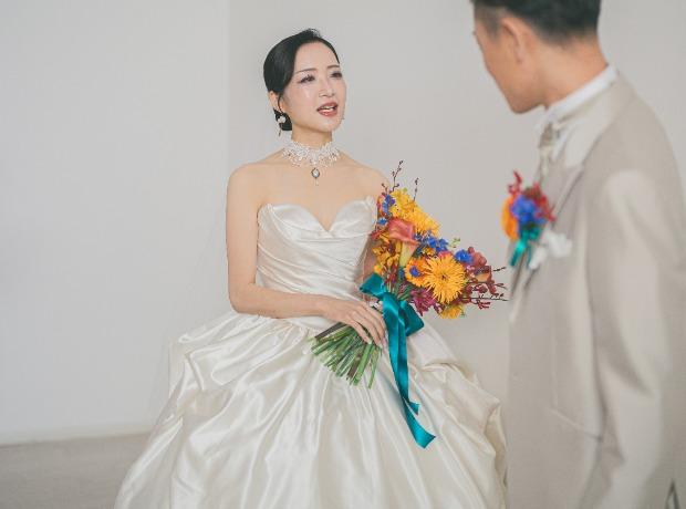 洗練ドレスと彩り溢れる花々に包まれた感動の一日の挙式実例画像