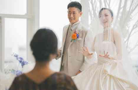 洗練ドレスと彩り溢れる花々に包まれた感動の一日の挙式画像