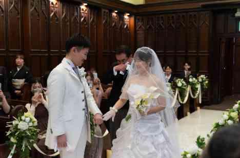 家族の涙とふたりの音色に包まれた結婚式の挙式画像