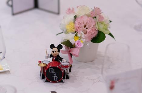 家族の涙とふたりの音色に包まれた結婚式の披露宴画像