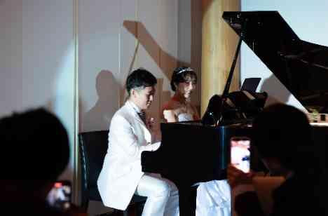家族の涙とふたりの音色に包まれた結婚式の演出画像