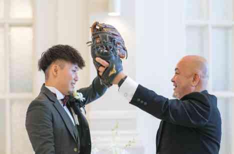 家族の絆・友人の愛が詰まったウェディングの挙式画像