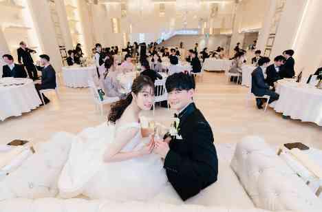 ゲストに感謝を伝えるパパママキッズ婚の披露宴画像