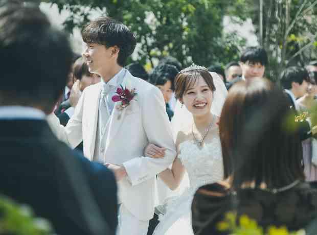 感謝を伝えるドレス当てクイズとアットホームな日の挙式実例画像