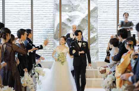 大切な人と分かち合う喜びに包まれたウェディングの挙式画像