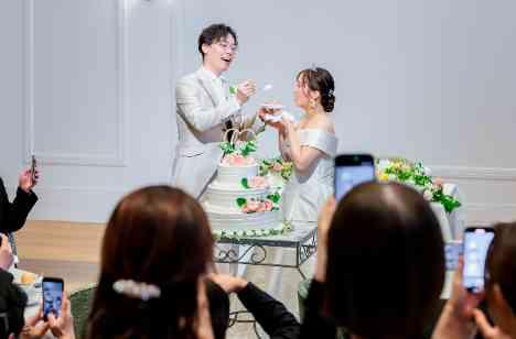 華やかな花と遊び心が彩るハッピーウェディングの披露宴画像
