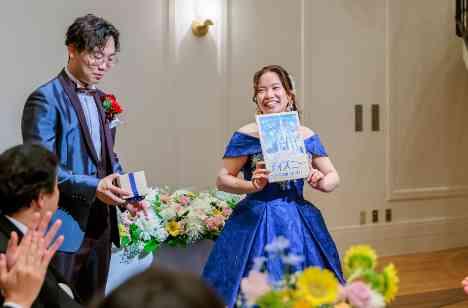 華やかな花と遊び心が彩るハッピーウェディングの演出画像