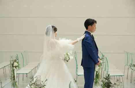 遊び心と感動が彩るゲスト参加型ウェディングの挙式画像