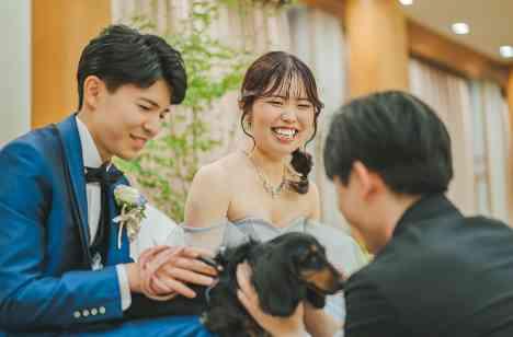 家族と愛犬が彩る笑顔いっぱいのふたりの一日の披露宴画像