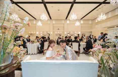 愛犬とゲストと楽しむ、笑顔溢れる結婚式の披露宴画像