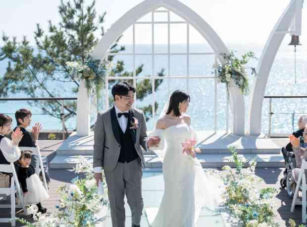 青い海に包まれて　家族だけの贅沢な時間の挙式実例画像